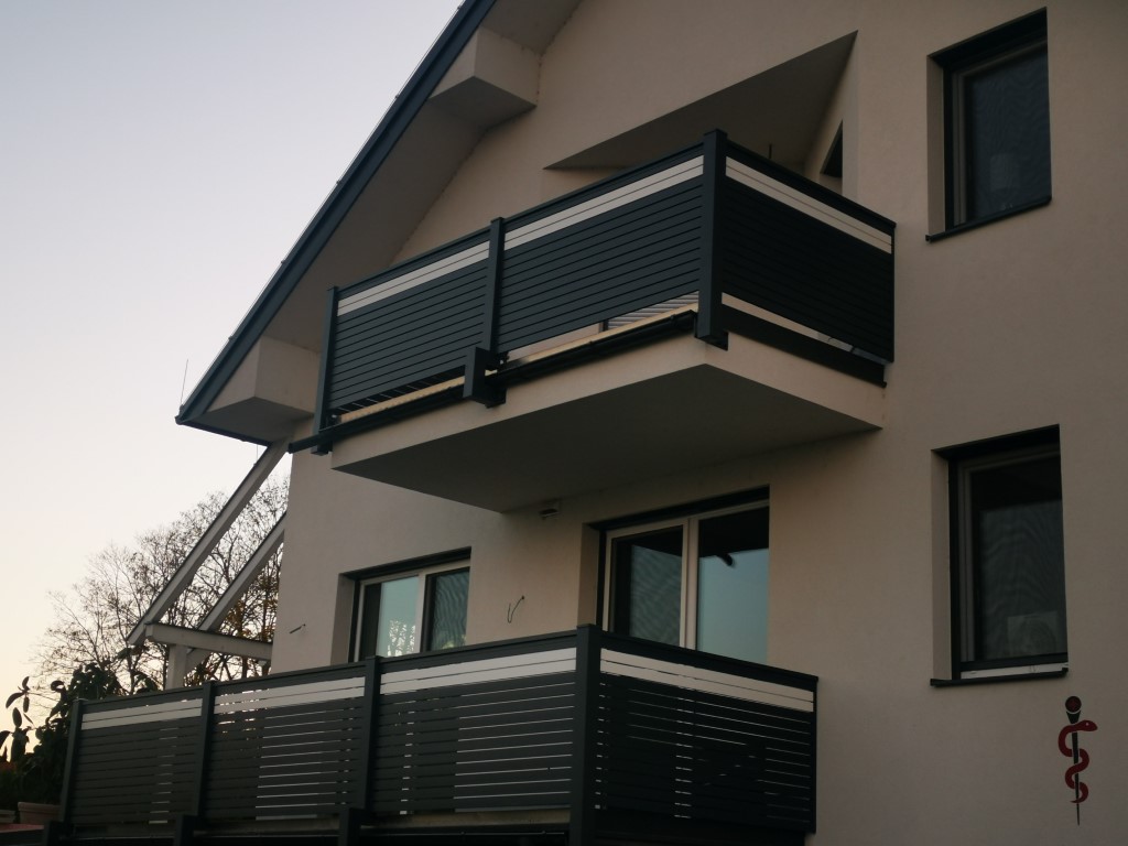 Aluminiumbalkon, blickdicht, anthrazit, weiß