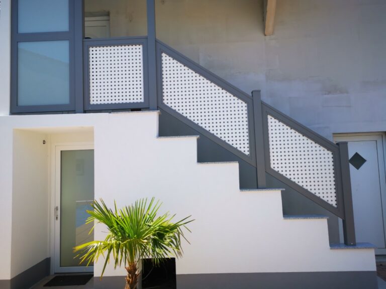 Geländer aus Aluminium, Lochblech, zweifärbig