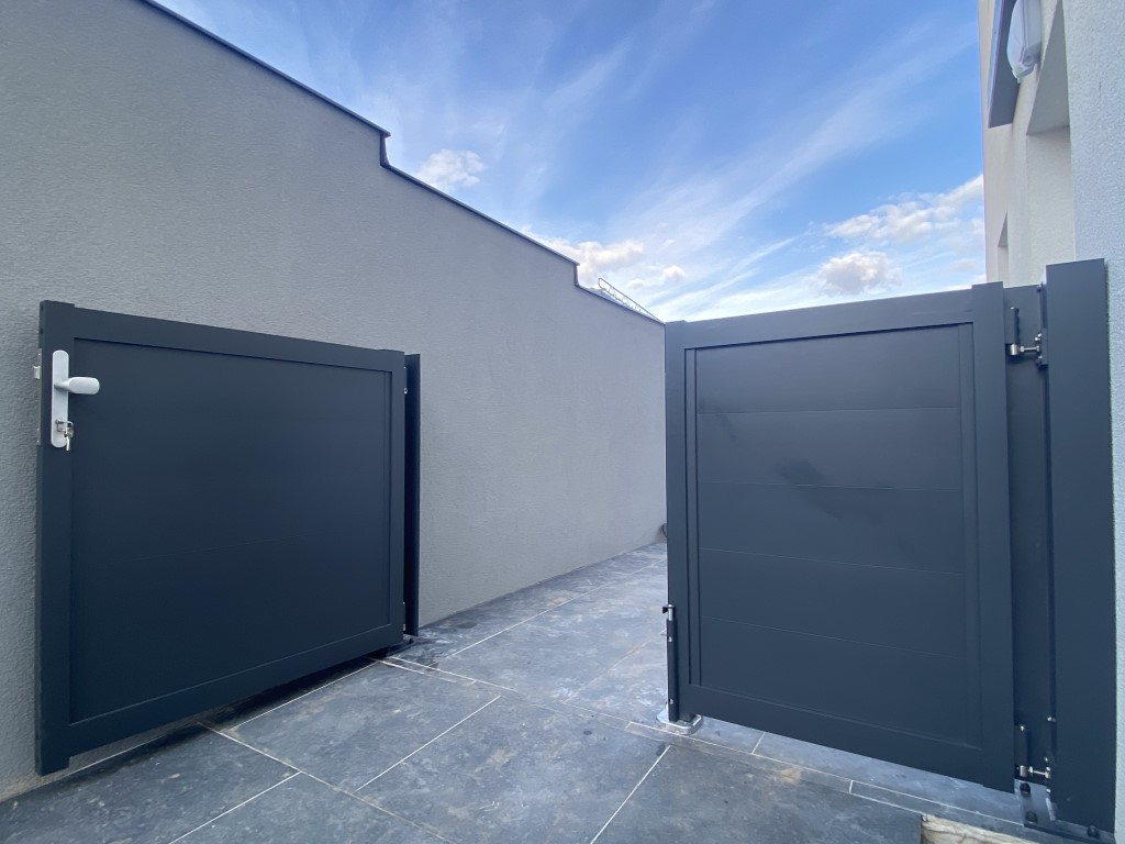 Flügeltor aus Aluminium, blickdicht