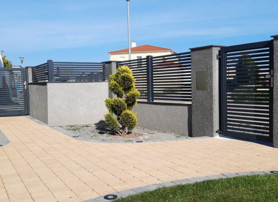 Zaun, Gartentür aus Aluminium, Innenansicht, modern