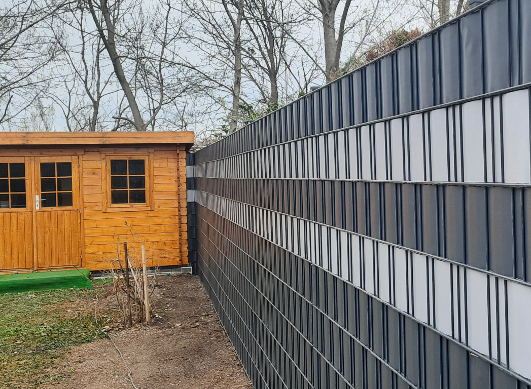 Gittermattenzaun mit Sichtschutz, grau