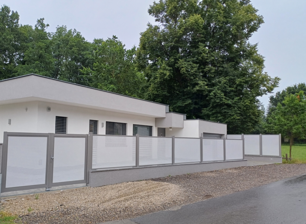 Aluminiumzaun, Flügeltor, Lochblech