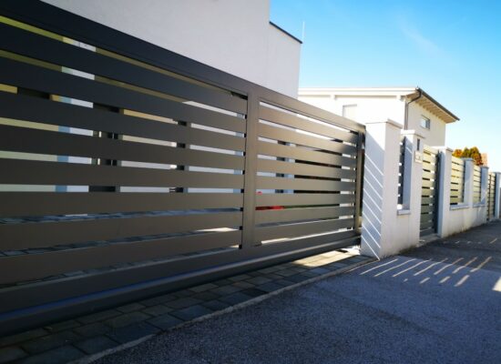 Schiebetor, Aluminium, modern, grau - Einfahrtstor Einfamilienhaus