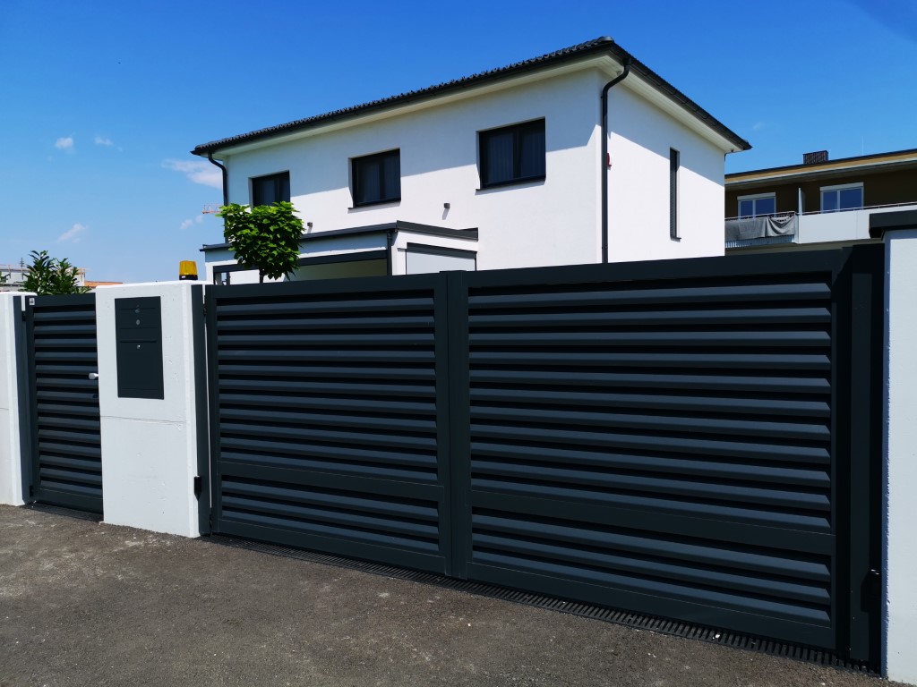 Aluminiumtür, Aluminiumtor