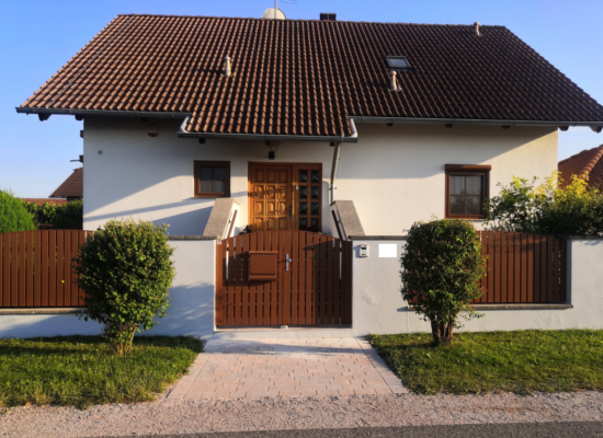 klassischer Aluminiumzaun, braun, Aluminiumtür