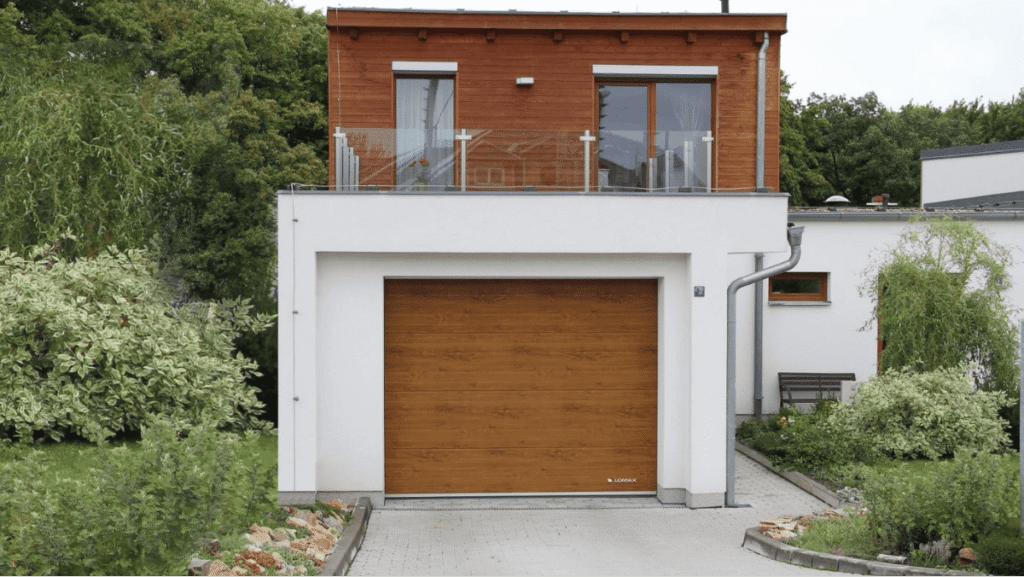 elektrisches Garagentor in Holzoptik