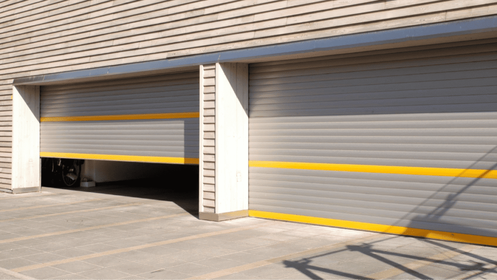 Rolltor, zweifärbig: silber & gelbe Lamellen