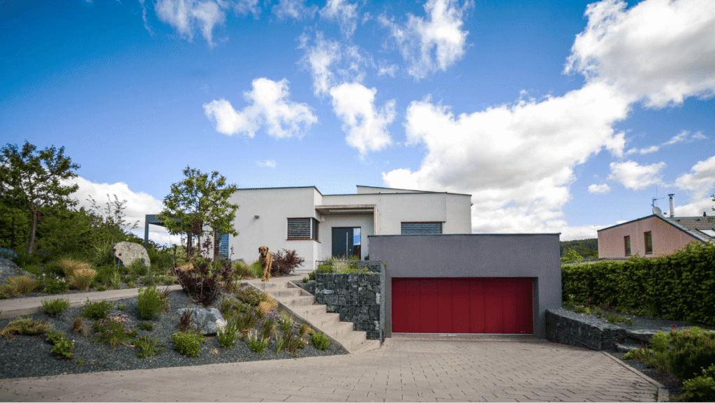 seitliches Schiebetor als Garagentor, rot