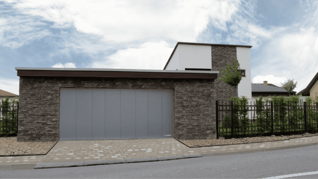 Garagentor als Schiebetor in silber