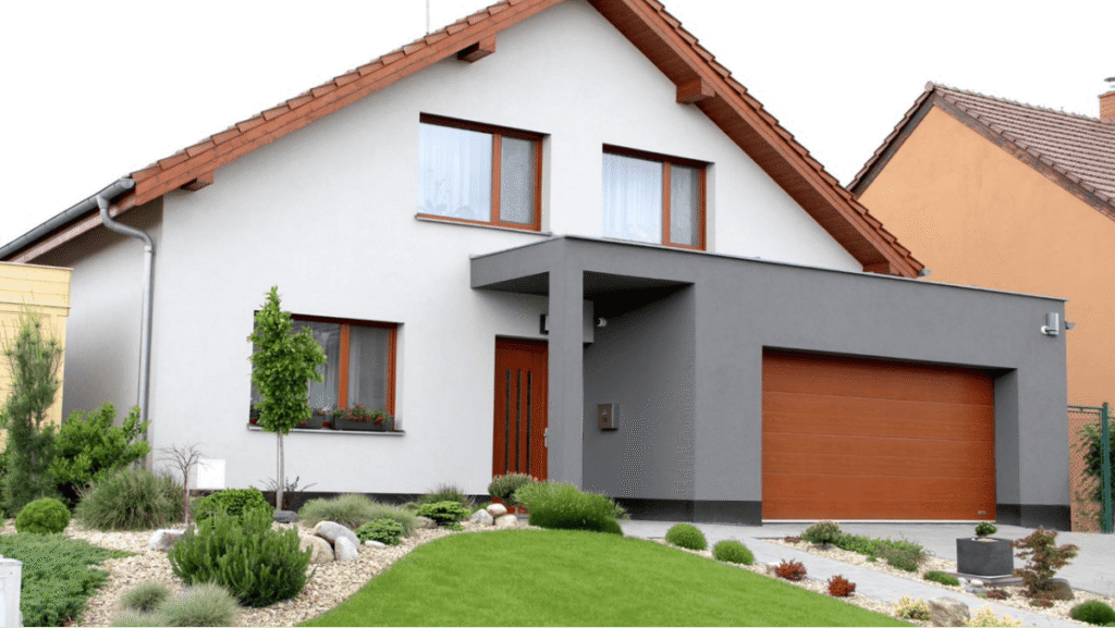 Einfamilienhaus mit Sektionaltor in Holzoptik