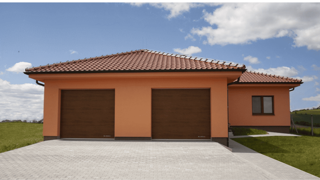 Sektionaltore mit Antrieb in Holzoptik