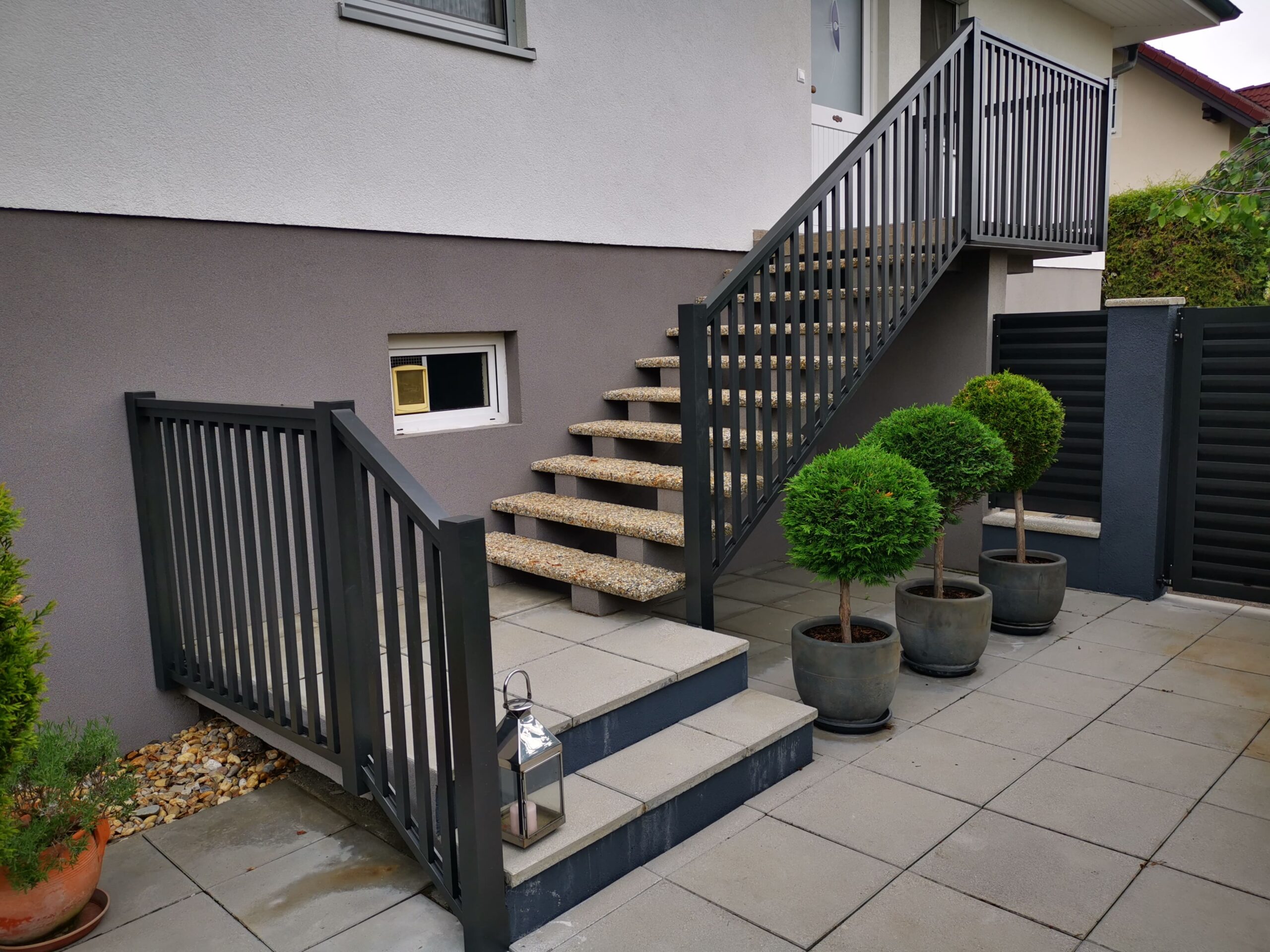 Stiegenaufgang, Geländer aus Alu, anthrazit