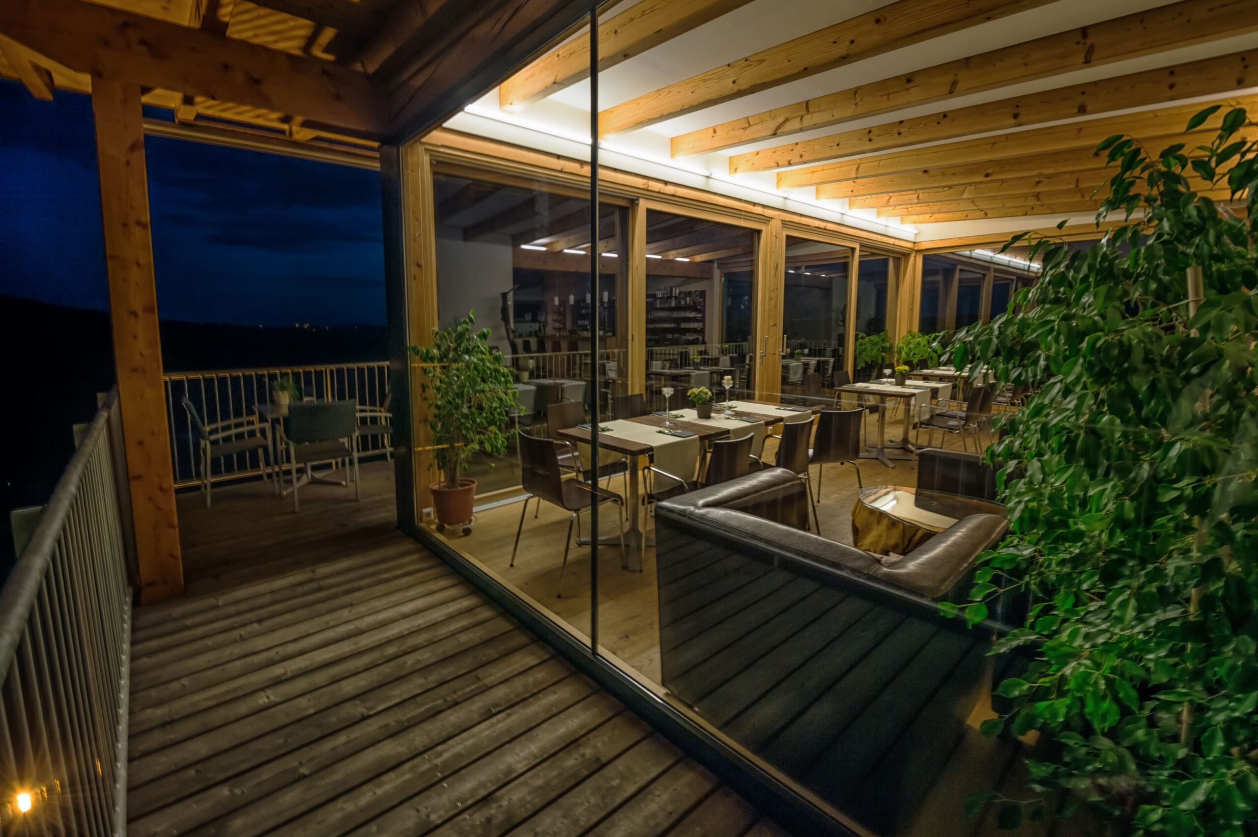 Blick in ein Lokal durch raumhohe Fixverglasung