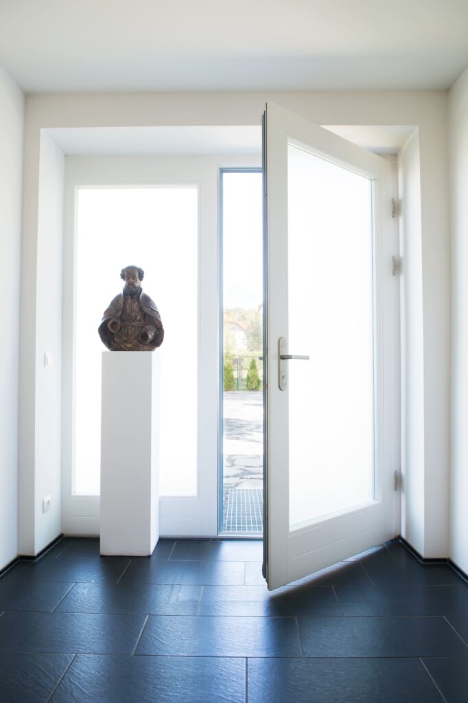 Fixverglasung und offene Eingangstür mit Milchglasfüllung und weißem Rahmen