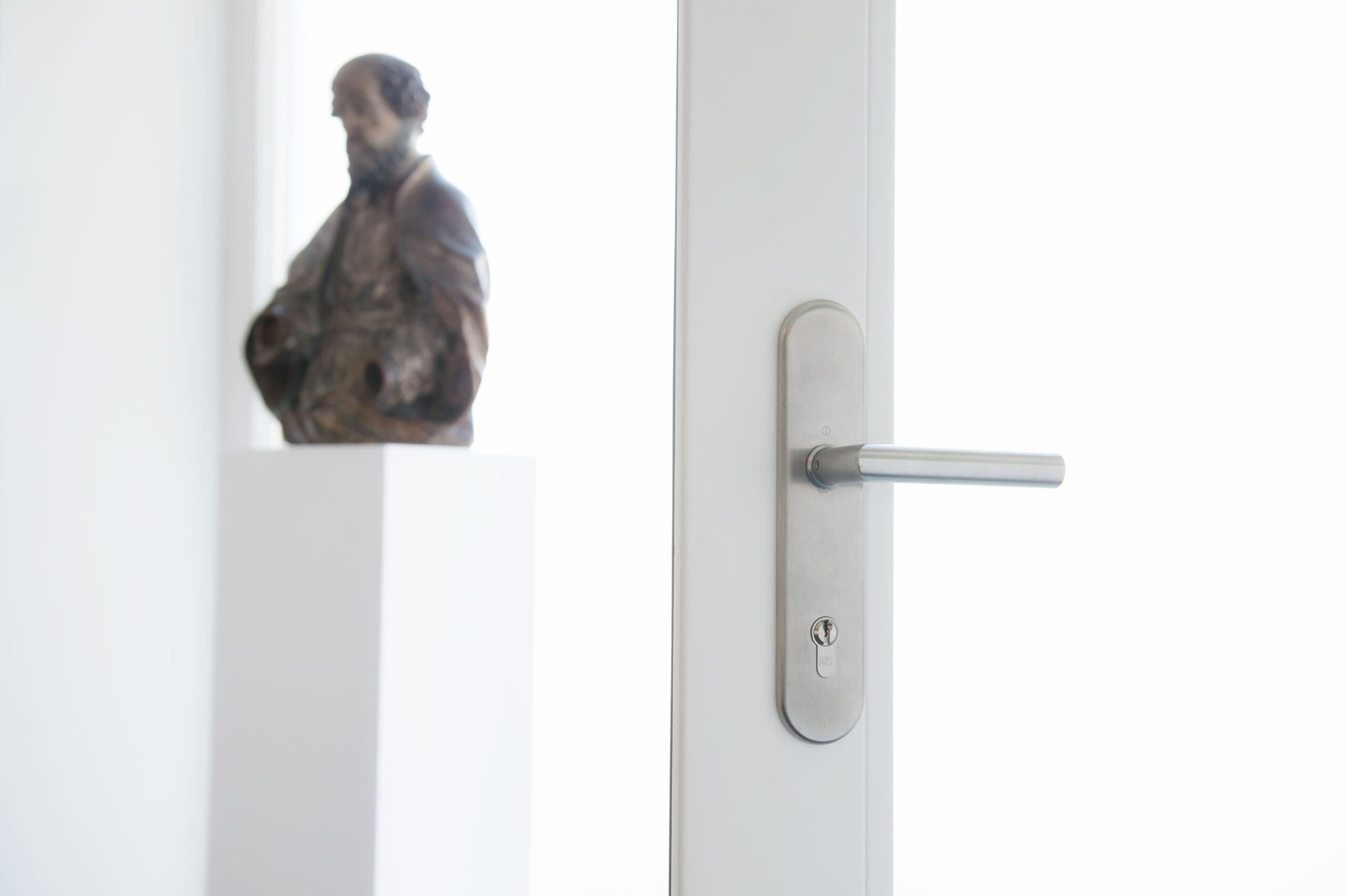 Nahaufnahme Türgriff silber mit Schloss bzw. Zylinder