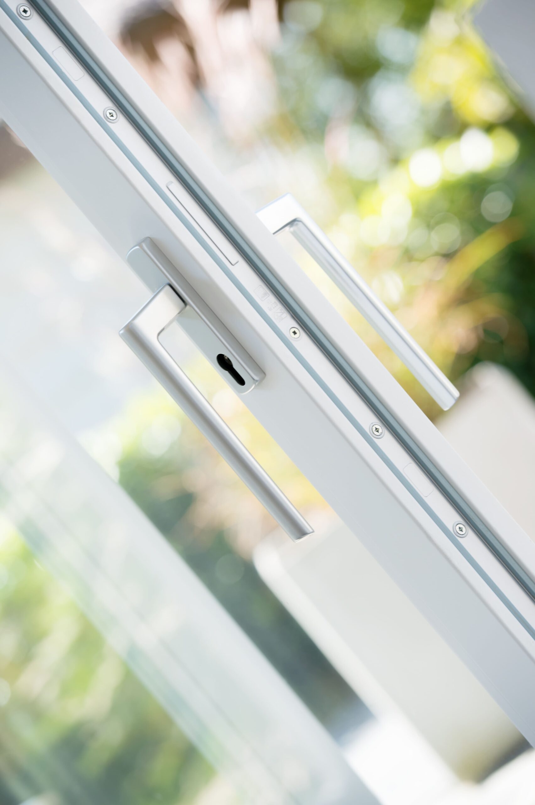 Nahaufnahme eines Griffs für Hebeschiebetür in silber mit Zylinder