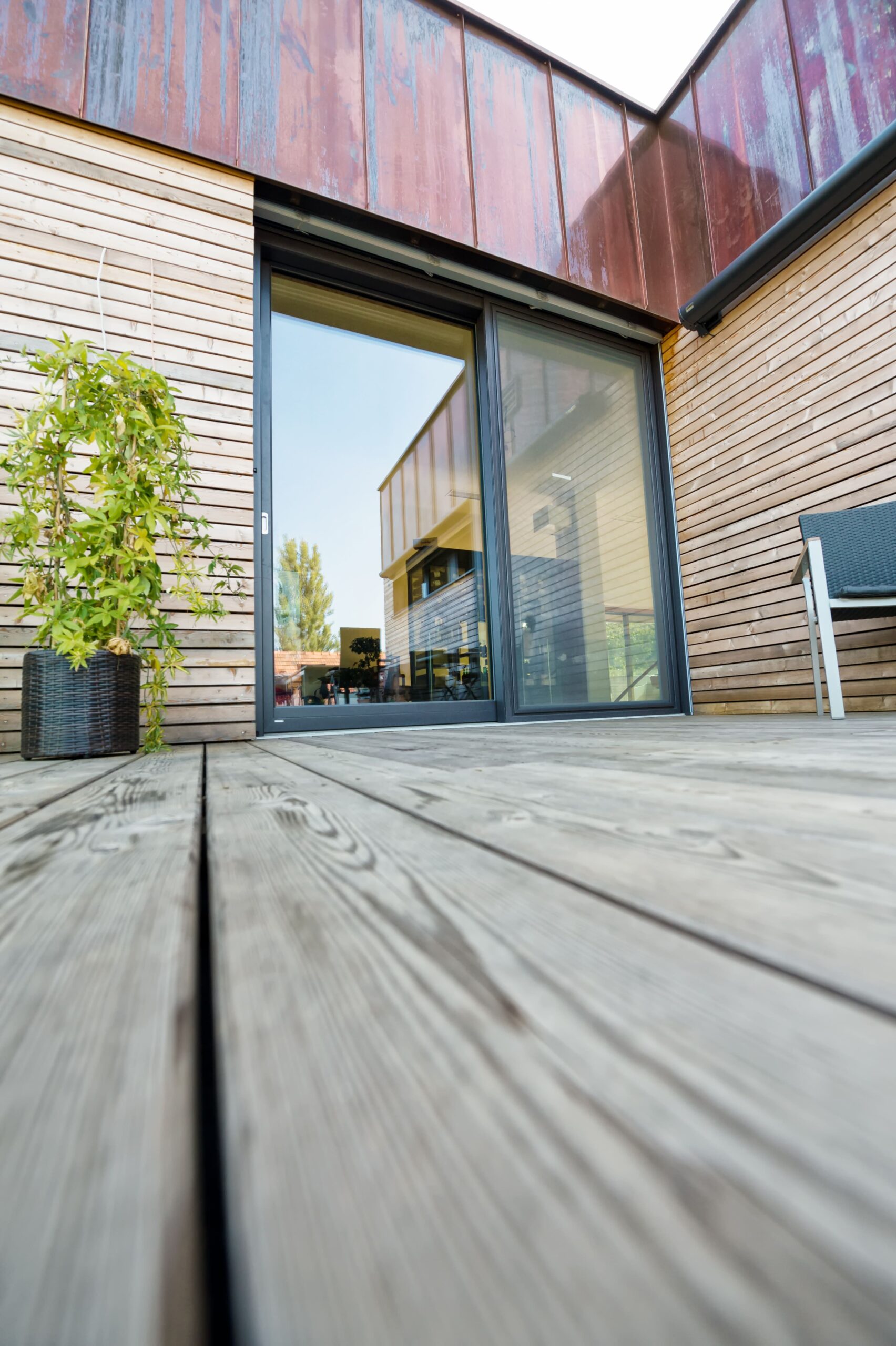 Außenansicht einer Hebeschiebetür mit Alurahmen in anthrazit