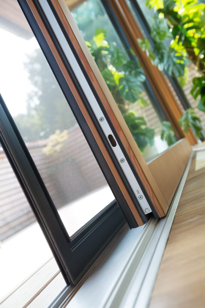 Nahaufnahme Schiene einer Hebeschiebetür aus Holz-Alu