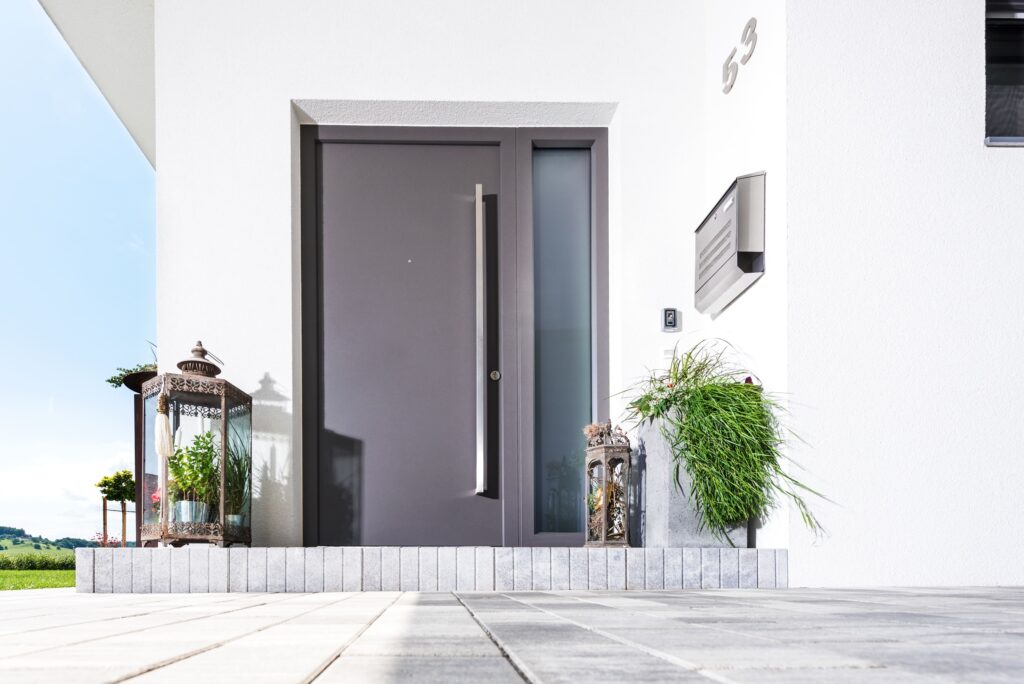 Eingangstür mit Fixverglasung aus Milchglas in anthrazit mit Griffschiene