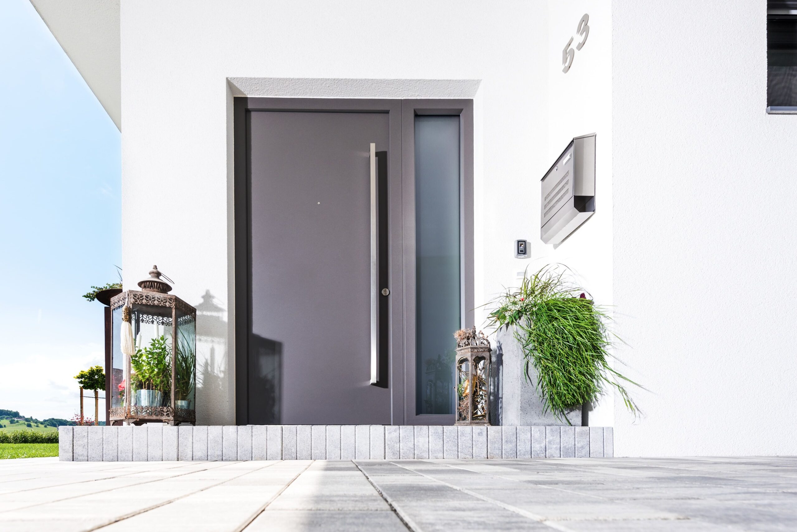 Eingangstür mit Fixverglasung aus Milchglas in anthrazit mit Griffschiene