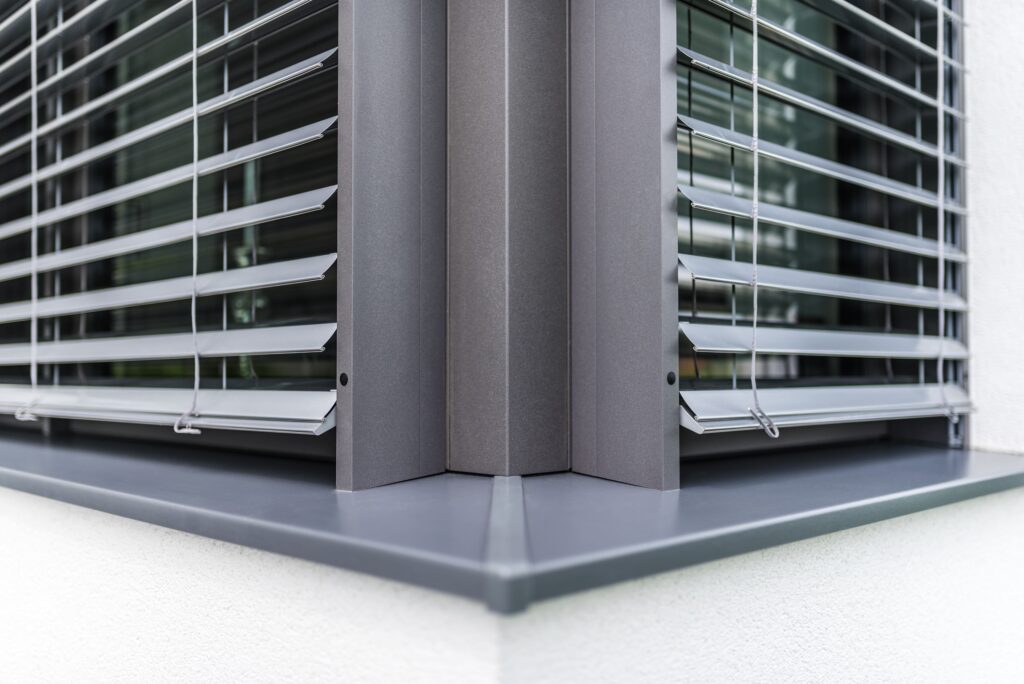 Fenster mit Raffstore in grau mit Eckverblendung