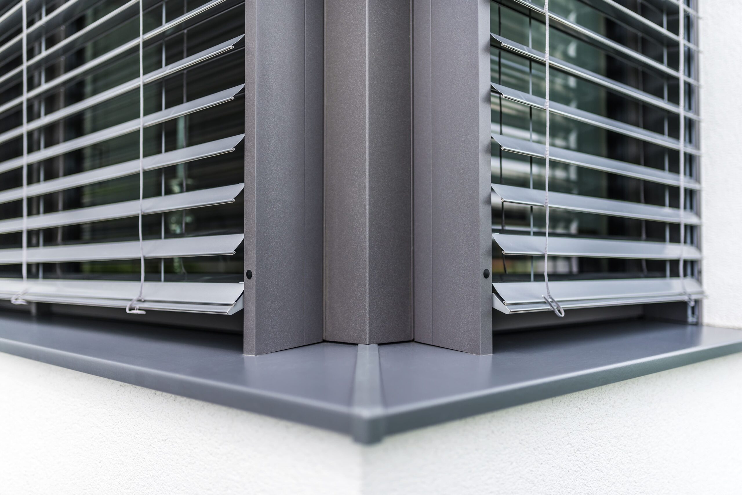 Fenster mit Raffstore in grau mit Eckverblendung