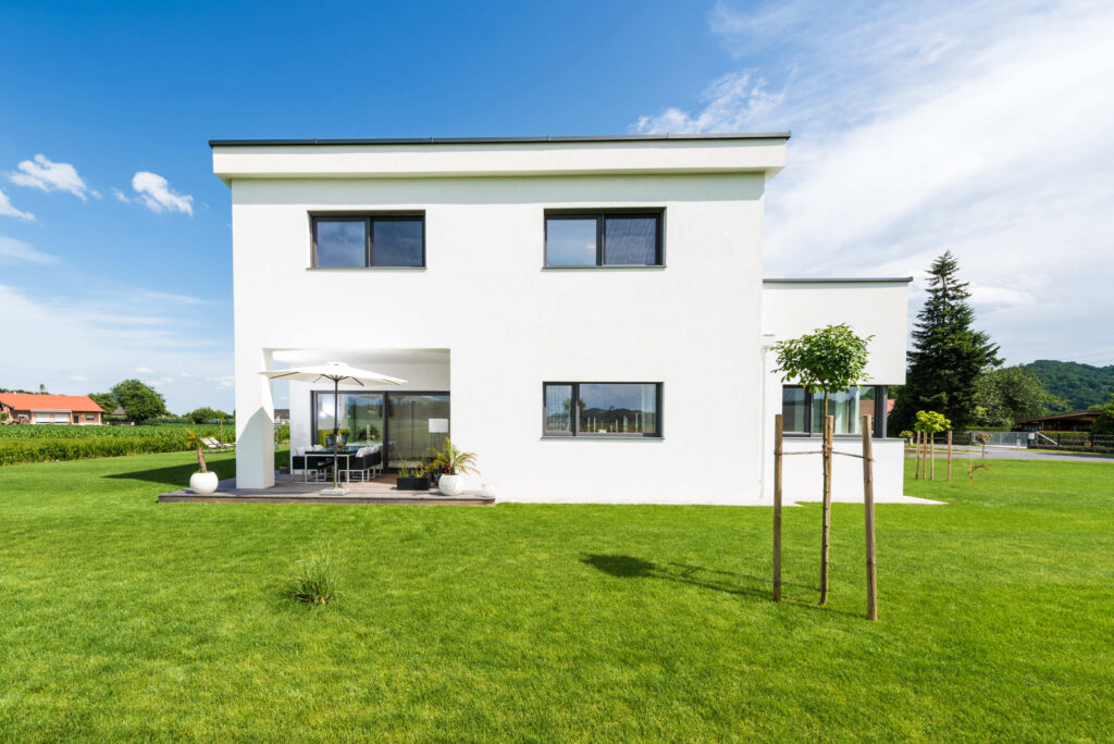 Haus mit drei doppelflügeligen Fenstern und einer Hebeschiebetür, mit Alurahmen in anthrazit