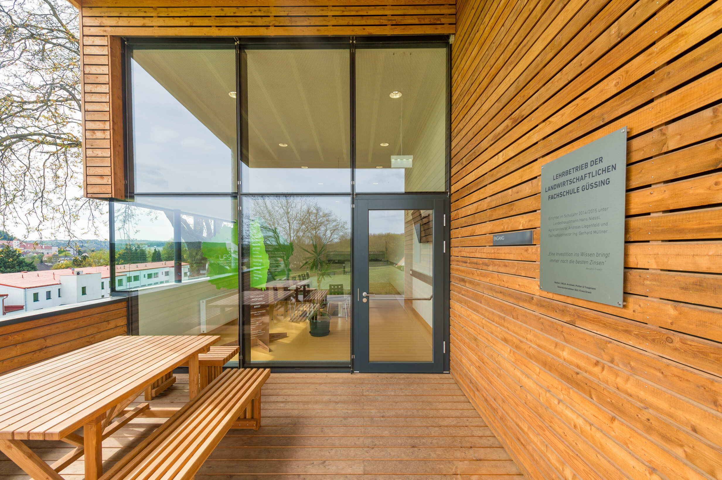 deckenhohe Fixverglasung mit Eingangstür aus Aluminium in anthrazit und Glasfüllung