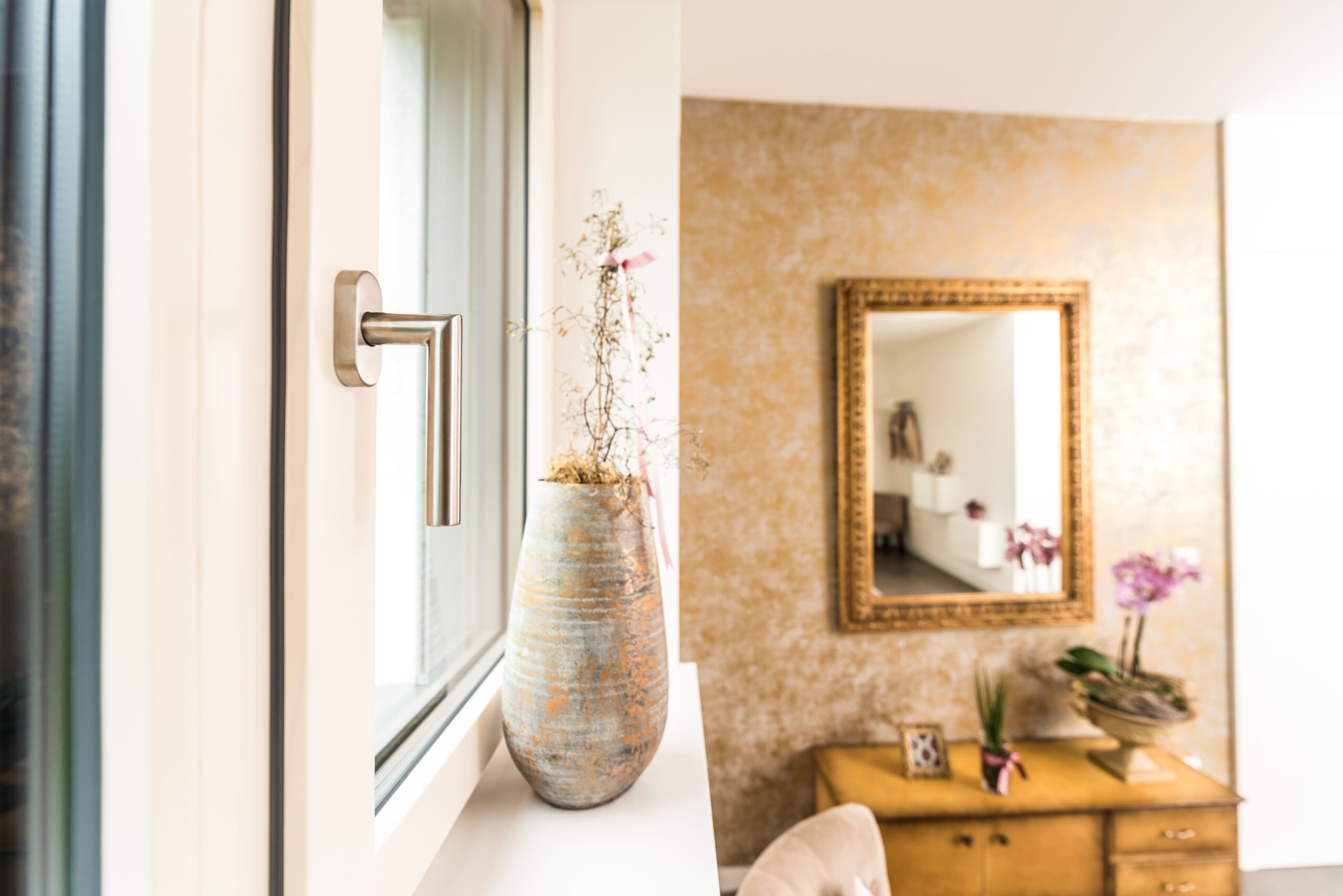 Nahaufnahme Fenstergriff in Chrom