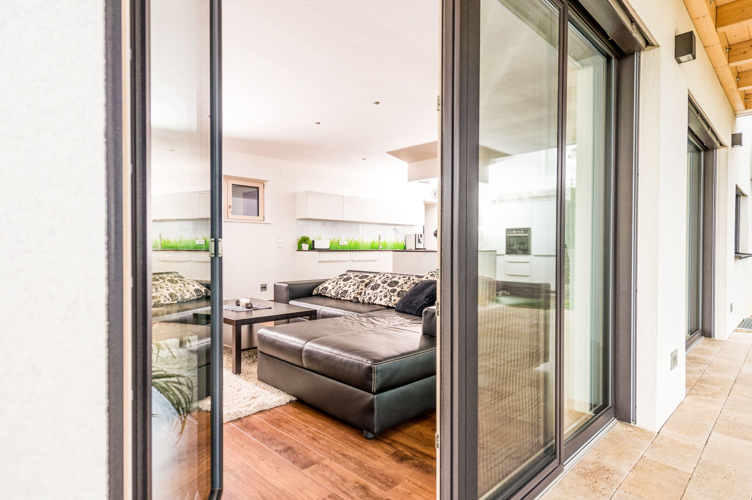 offene Terrassentür mit Glas und Fixverglasung, Blick ins Wohnzimmer