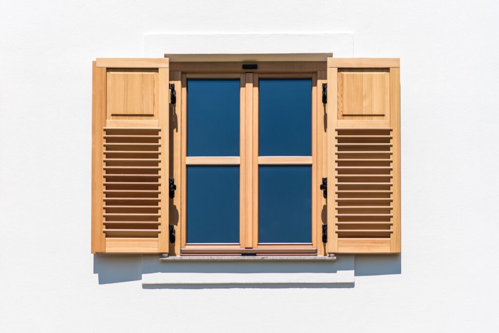 Nahaufnahme Fenster mit Holzrahmen und Fensterläden aus Holz