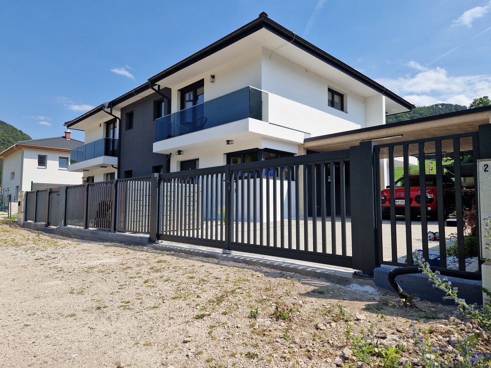 Aluminiumtor mit Stabfüllung, grau